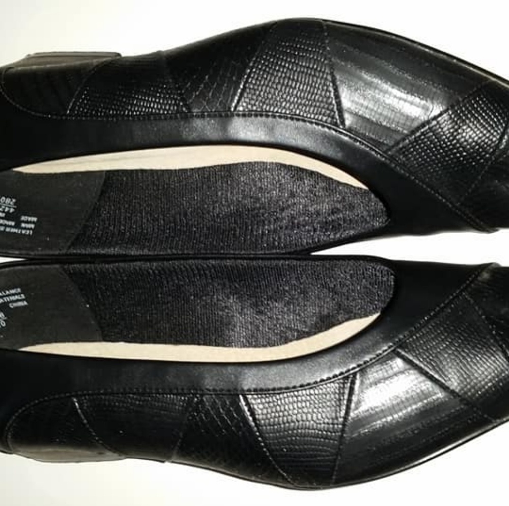 Black pumps